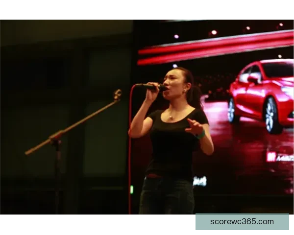 艾维街头激情演讲手持麦克风大胆表达观点引发路人热烈关注